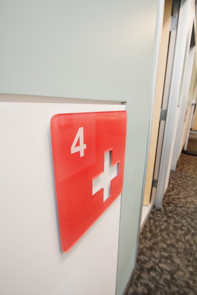 Urgent Care Vs Emergency Room Stitches / Atendimento de